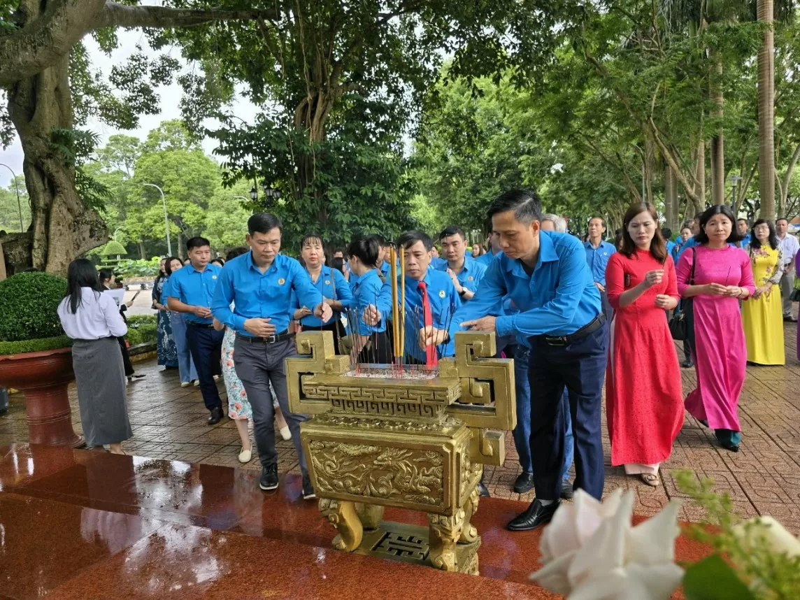 Đoàn đại biểu Công đoàn Công Thương Việt Nam dâng hương tại Đài tưởng niệm 100 chiến sĩ Nam tiến hy sinh