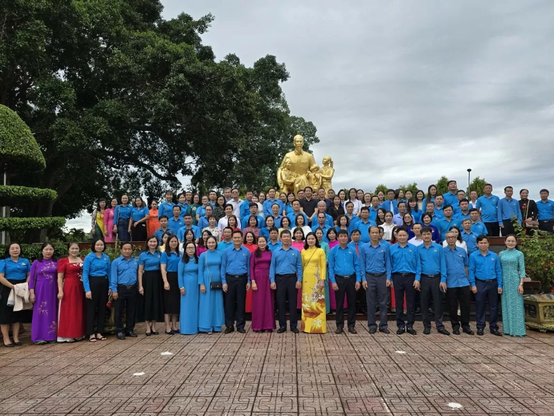 Đoàn đại biểu Công đoàn Công Thương Việt Nam dâng hương tại Đài tưởng niệm 100 chiến sĩ Nam tiến hy sinh