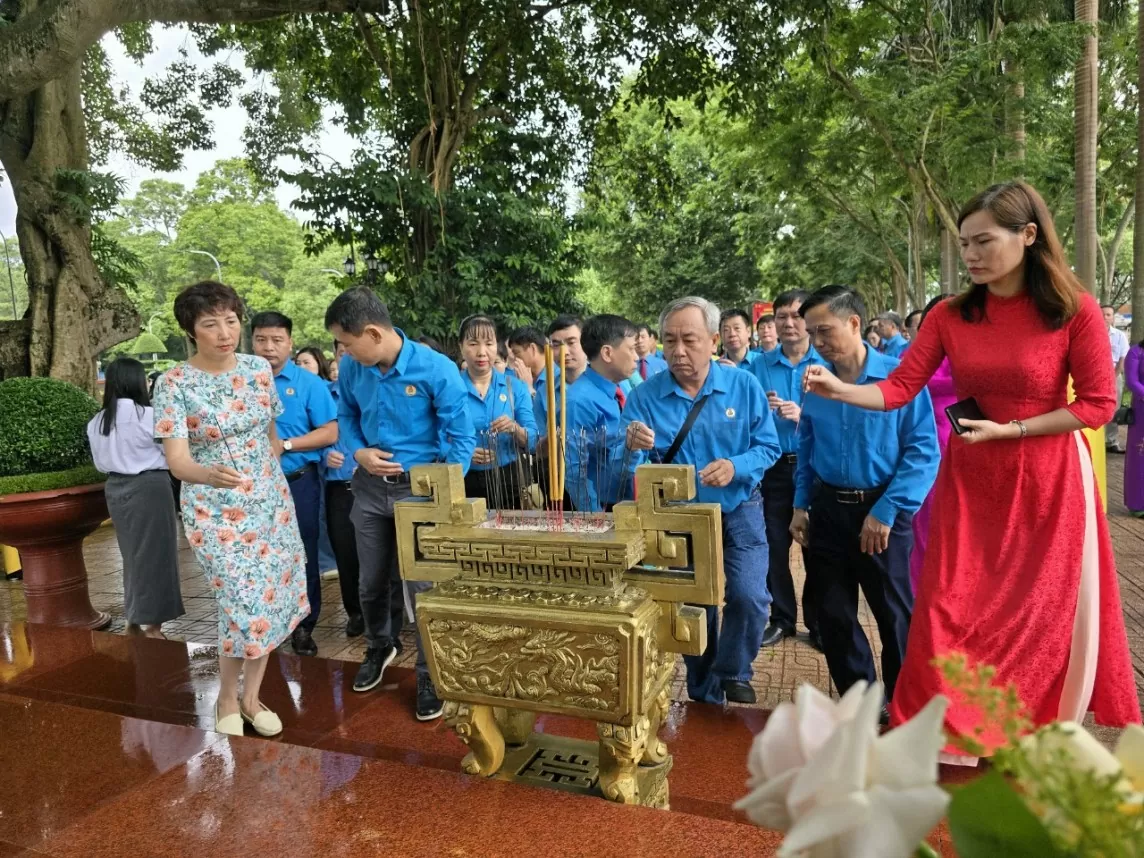 Đoàn đại biểu Công đoàn Công Thương Việt Nam dâng hương tại Đài tưởng niệm 100 chiến sĩ Nam tiến hy sinh