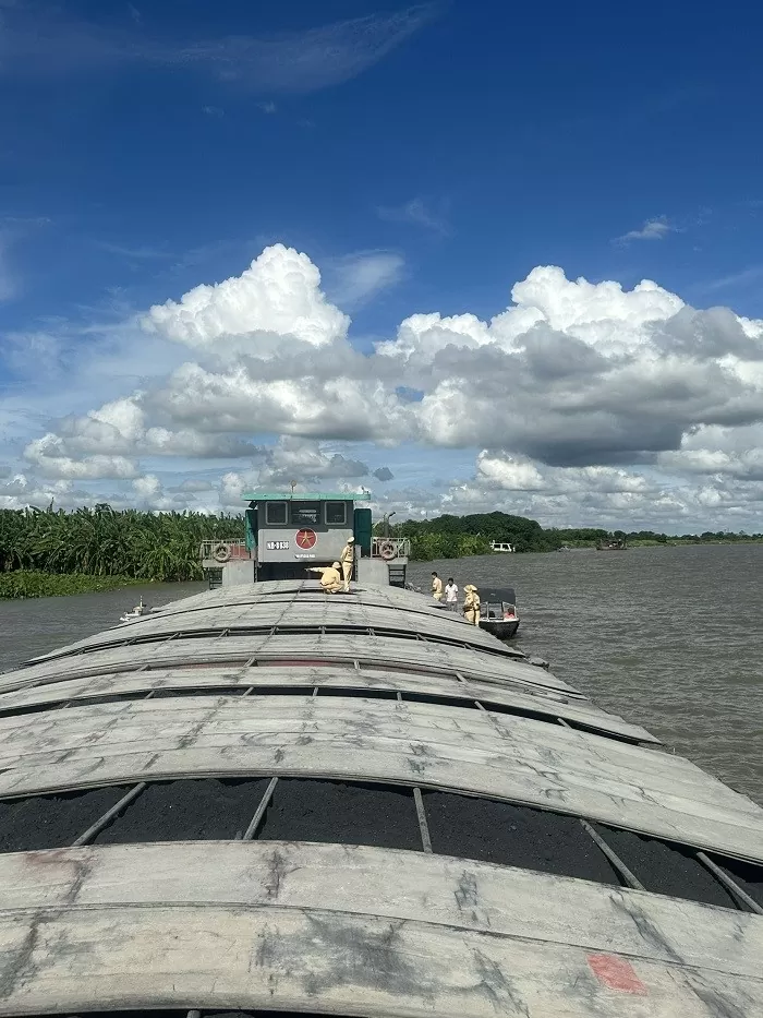 Bắt tàu vận chuyển 2.100 tấn than cám không hóa đơn trên sông Hồng