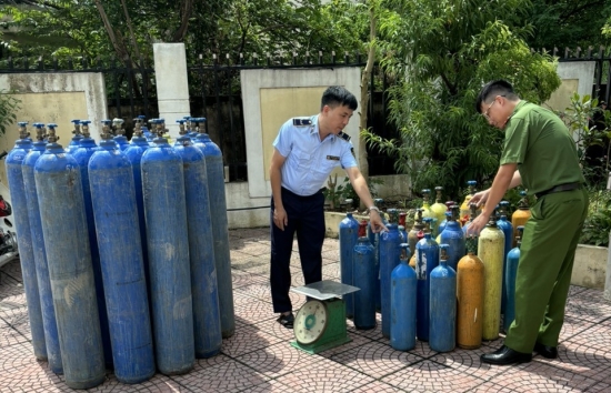 ha noi phat hien hon 50 binh khi n2o khong ro nguon goc xuat xu