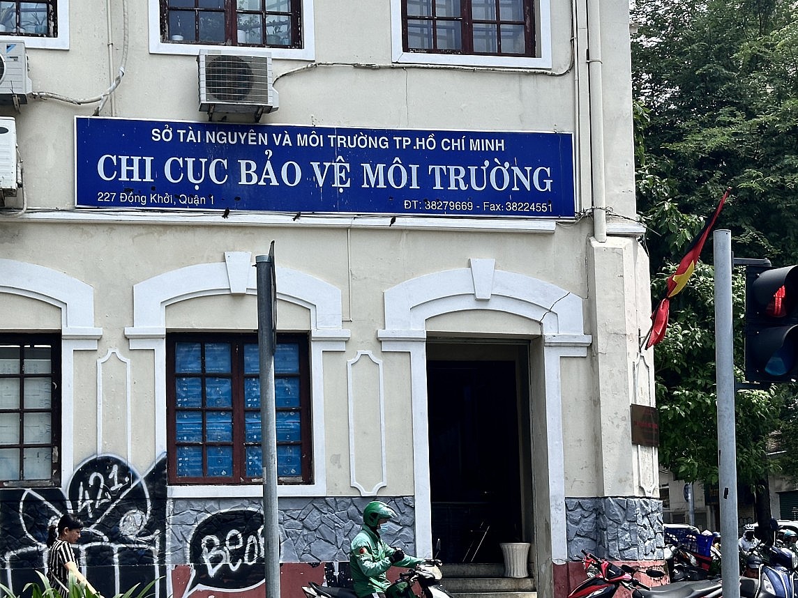 TP. Hồ Chí Minh: Nhiều cơ quan, doanh nghiệp treo cờ rủ tưởng niệm cố Tổng Bí thư Nguyễn Phú Trọng