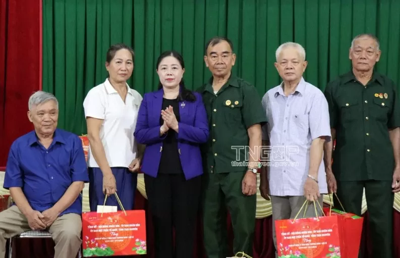 Thái Nguyên thăm, tặng quà gia đình chính sách nhân dịp 27/7