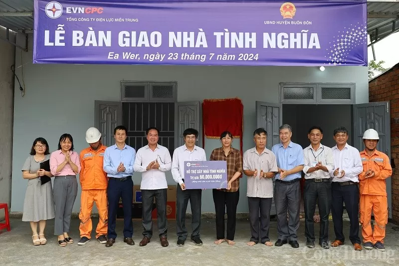 EVNCPC hỗ trợ gia đình bà Trương Thị Nguyệt- thôn Ea Duất, xã Ea Wer 60 triệu đồng xây dựng Nhà tình nghĩa