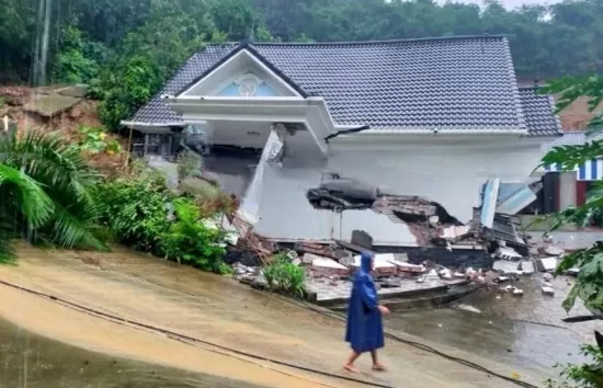 Hà Nội: Sập biệt thự lúc rạng sáng, 7 người may mắn thoát chết