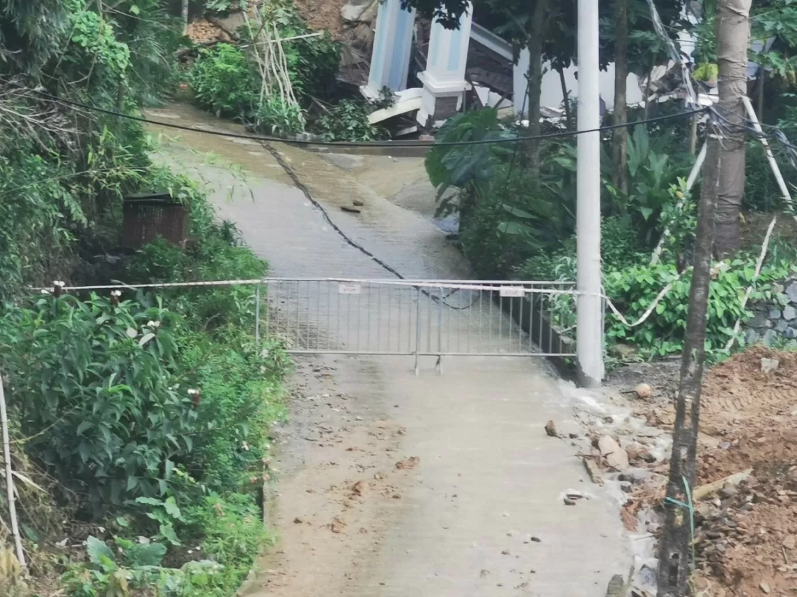 Lực lượng chức năng đã lập rào chăn bảo vệ hiện trường không để người dân ra vào khu vực nguy hiểm.