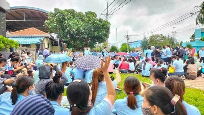 Công nhân Công ty TNHH Yupoong Việt Nam ở Đồng Nai ngừng việc đề nghị điều chỉnh lương. Ảnh: HAC