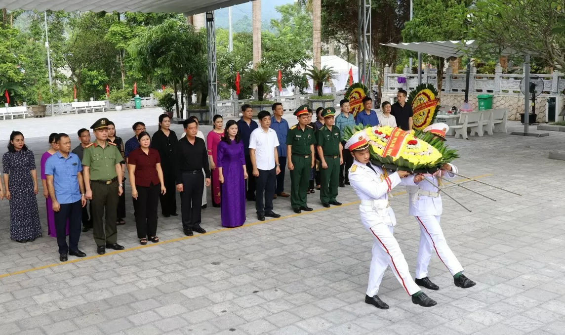 Hà Giang: Ban Tuyên giáo tỉnh uỷ dâng hương tri ân các anh hùng liệt sĩ tại Vị Xuyên