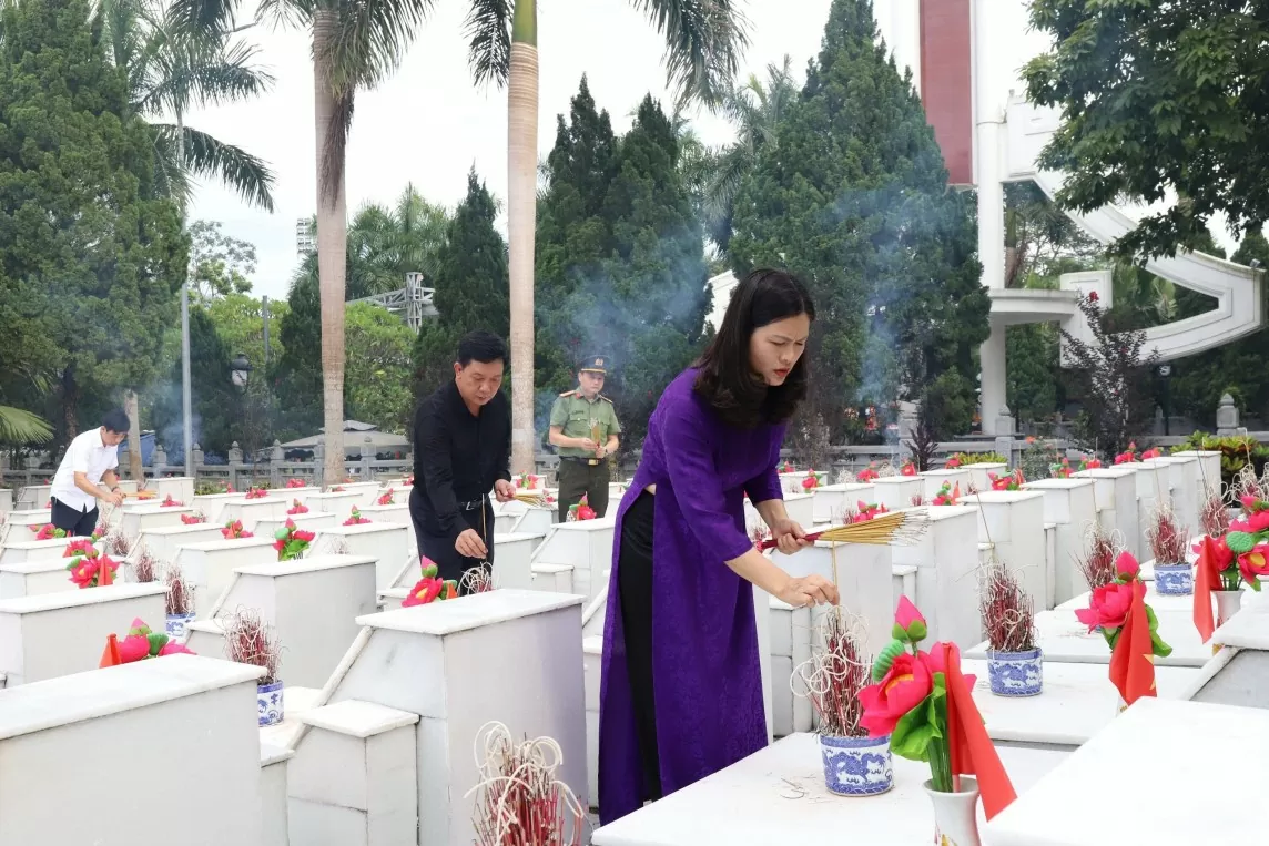 Hà Giang: Ban Tuyên giáo tỉnh uỷ dâng hương tri ân các anh hùng liệt sĩ tại Vị Xuyên