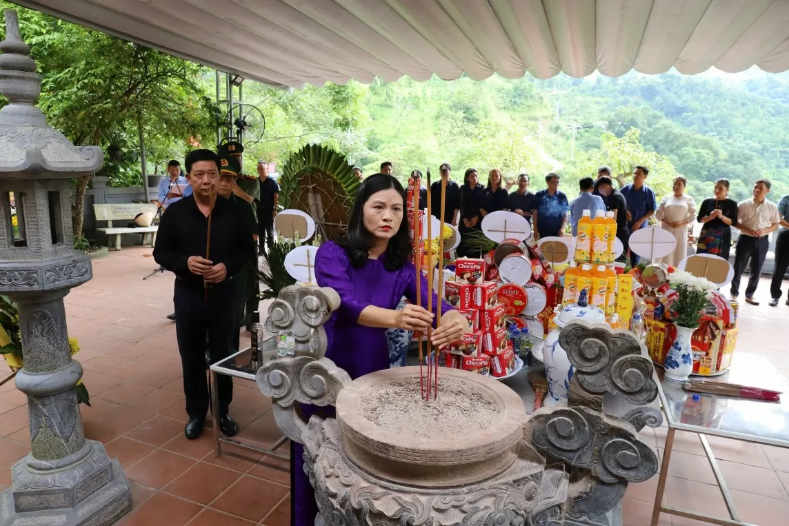 Hà Giang: Ban Tuyên giáo tỉnh uỷ dâng hương tri ân các anh hùng liệt sĩ tại Vị Xuyên