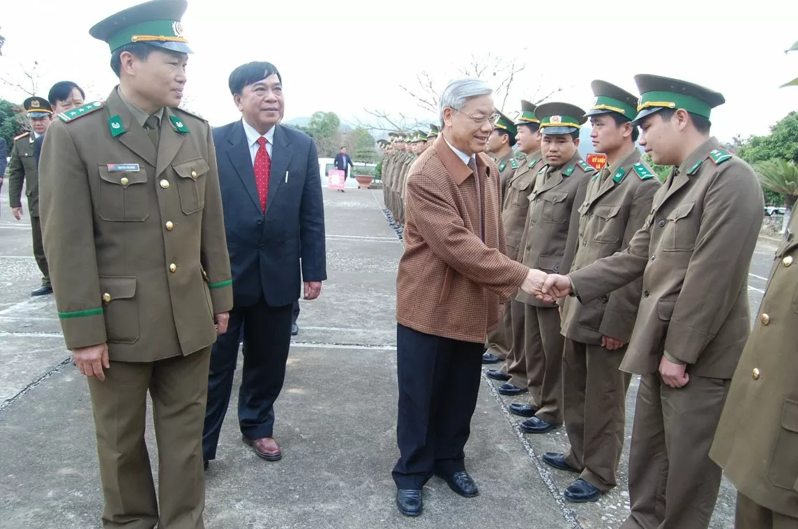 Đồng chí Nguyễn Phú Trọng nói chuyện thân mật với cán bộ, chiến si Đồn Biên phòng 680 (Cà Mau).