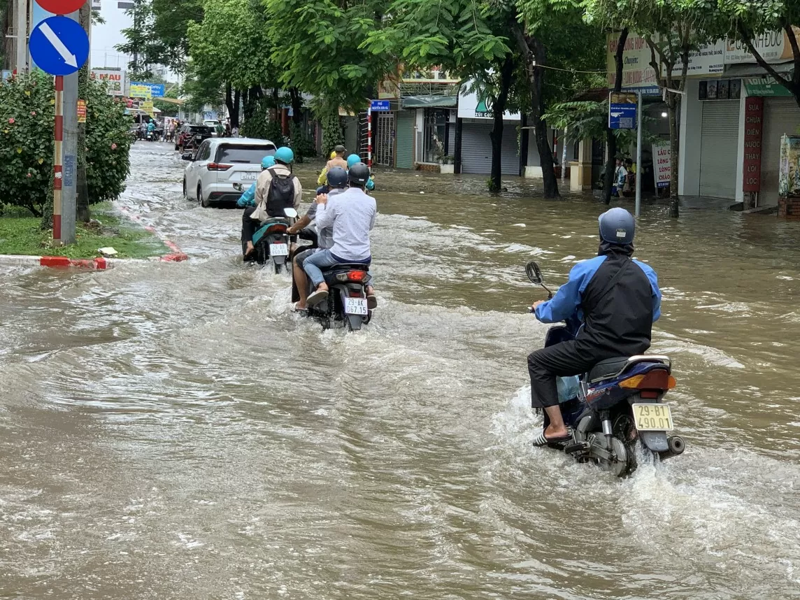 Hà Nội: Mưa ngớt từ sáng, người dân vẫn 'bì bõm' trong biển nước