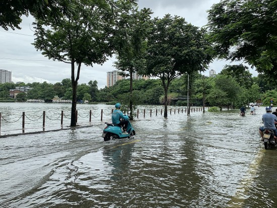 ha noi mua ngot tu sang nguoi dan van bi bom trong bien nuoc