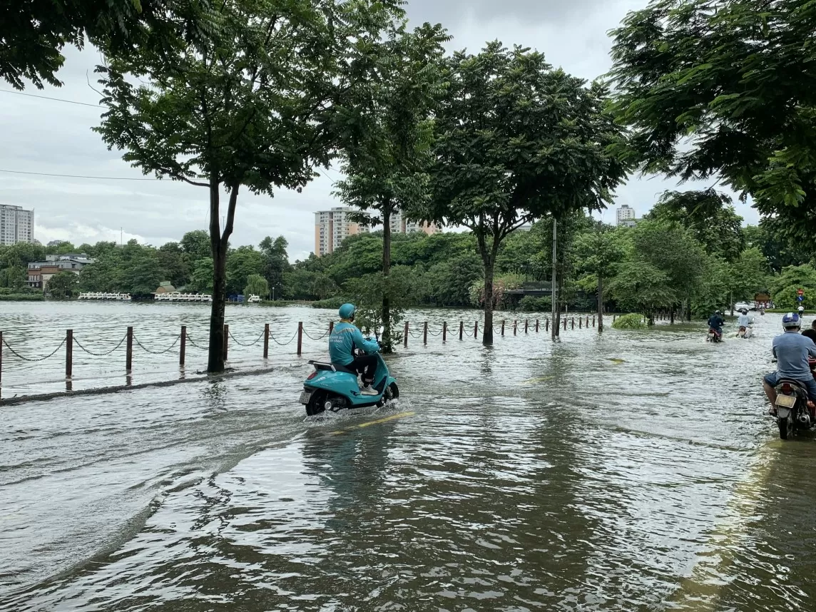 Hà Nội: Mưa ngớt từ sáng, người dân vẫn 