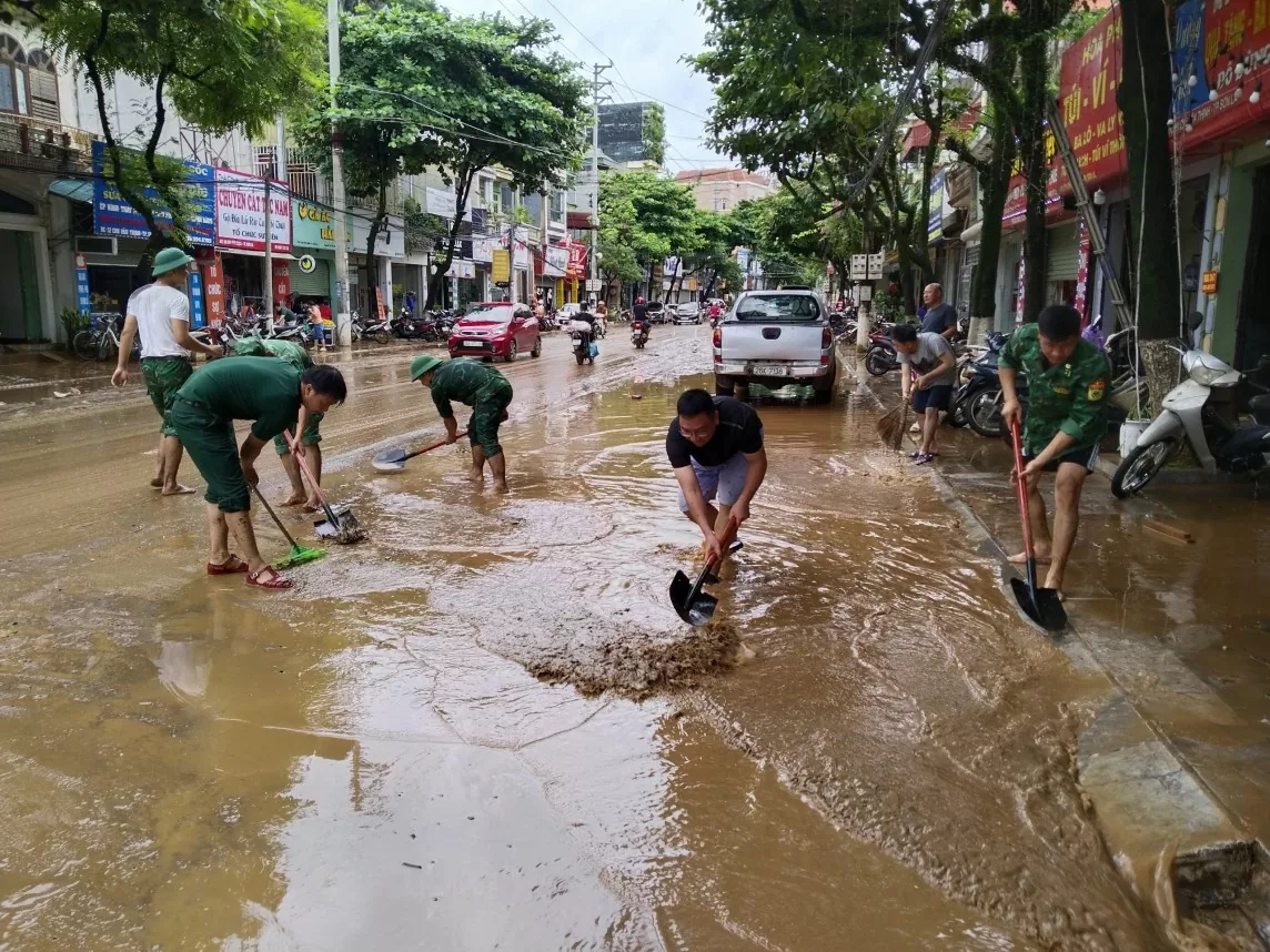 BĐBP giúp dân dọn dẹp sau mưa lũ