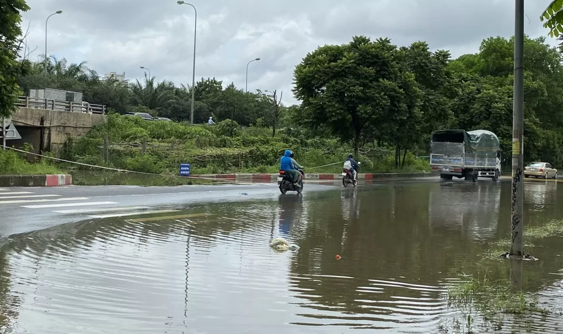 Mưa ngớt từ sáng, người dân Hà Nội vẫn "bơi" trong biển nước