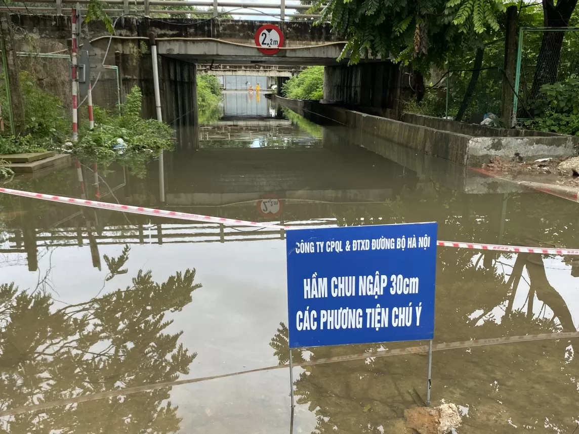 Mưa ngớt từ sáng, người dân Hà Nội vẫn "bơi" trong biển nước