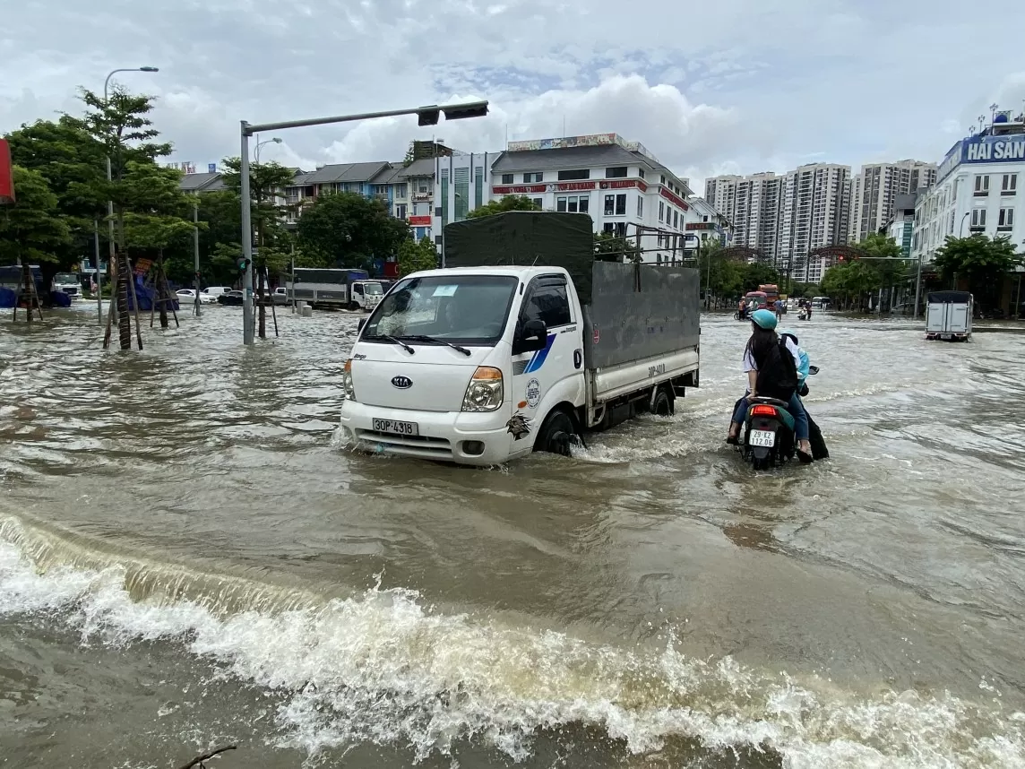 Mưa ngớt từ sáng, người dân Hà Nội vẫn "bơi" trong biển nước