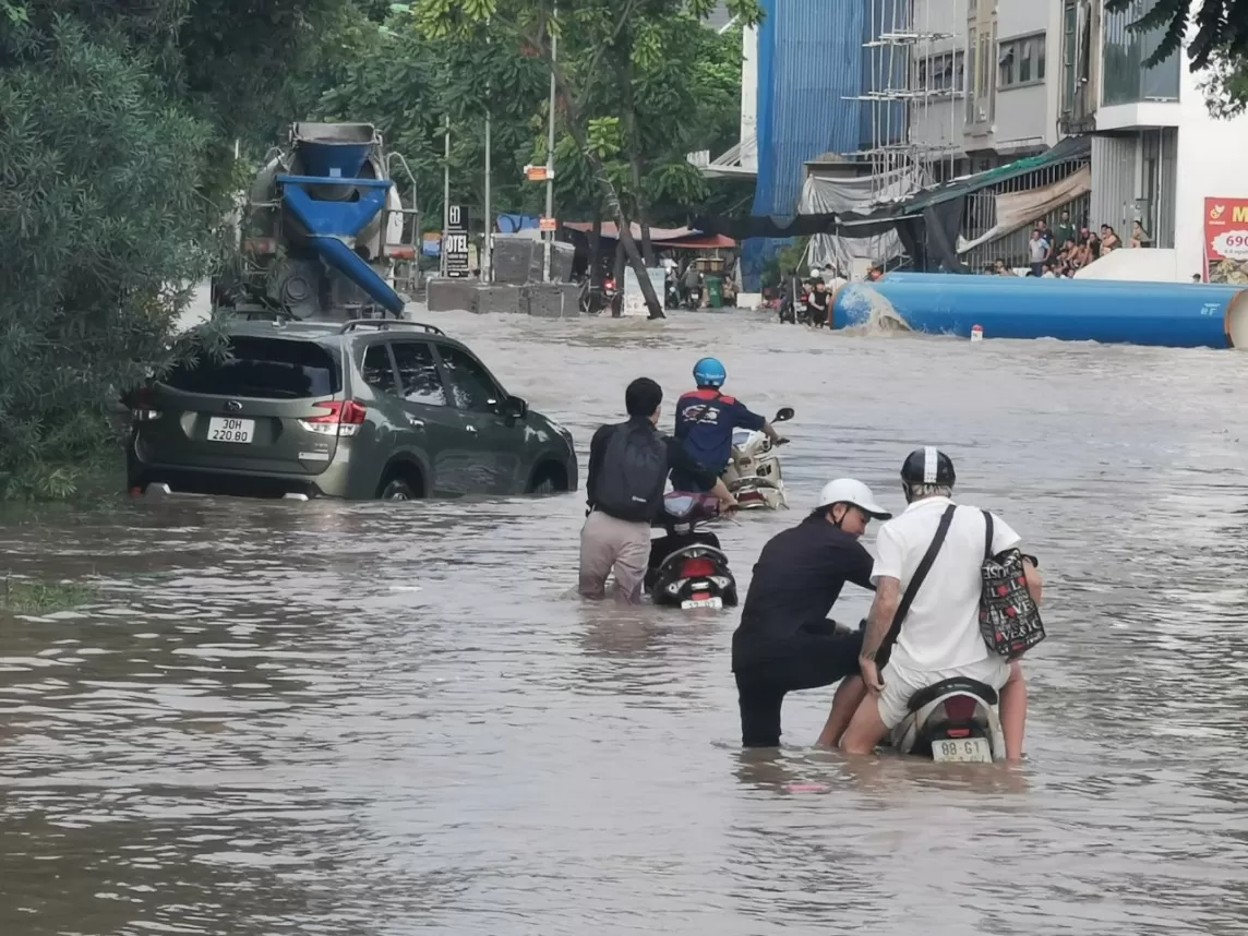 Hà Nội: Đại lộ Thăng Long tê liệt, hàng loạt ô tô chết máy, quay xe