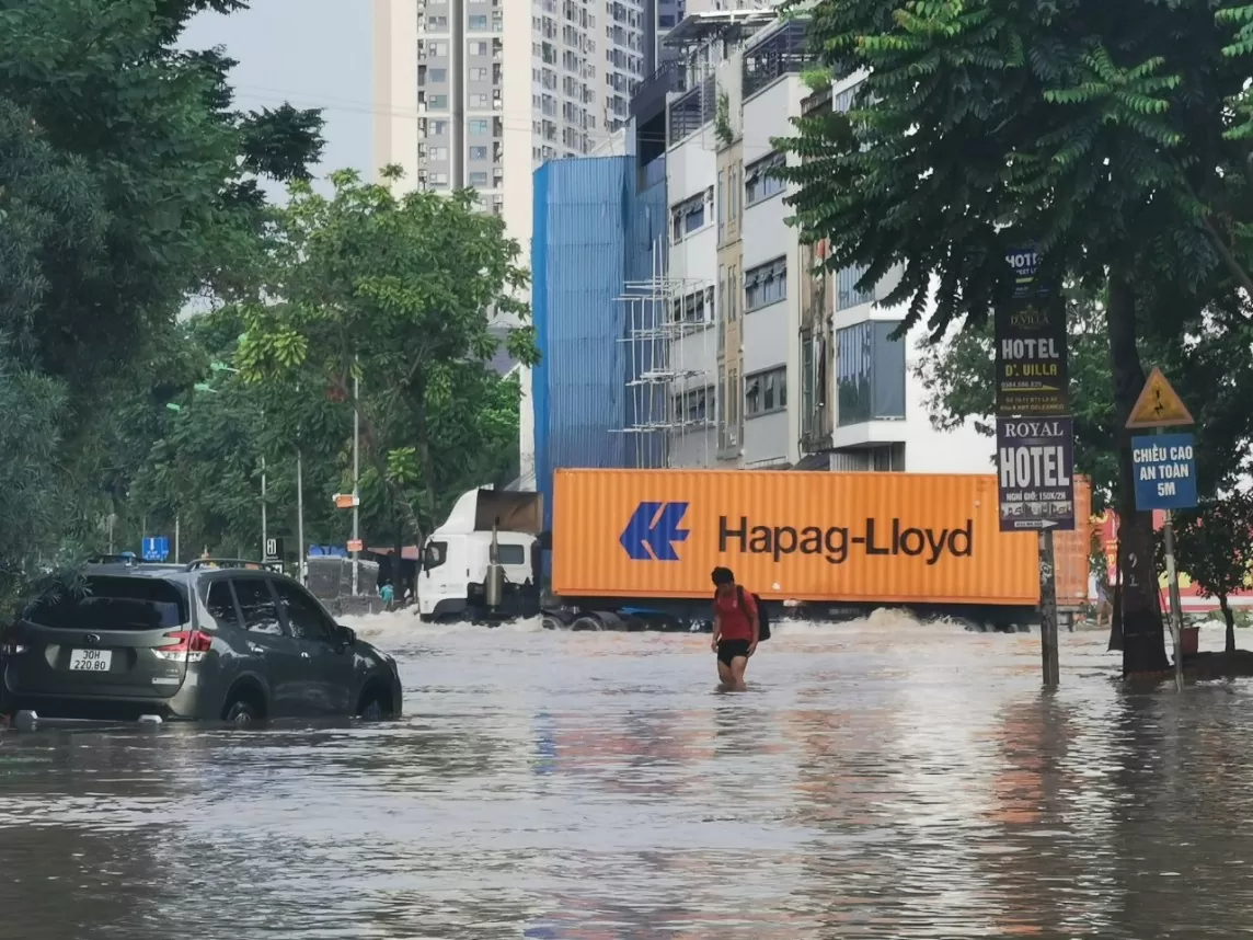 Hà Nội: Đại lộ Thăng Long tê liệt, hàng loạt ô tô chết máy, quay xe