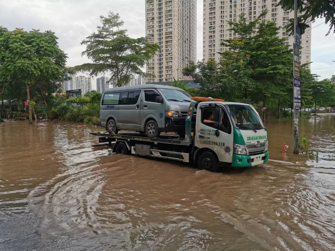 Hà Nội: Đại lộ Thăng Long tê liệt, hàng loạt ô tô chết máy, quay xe