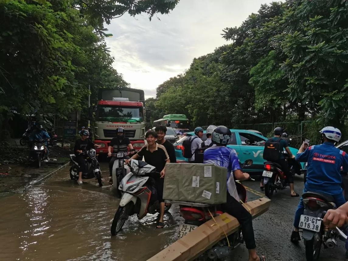 Hà Nội: Đại lộ Thăng Long tê liệt, hàng loạt ô tô chết máy, quay xe