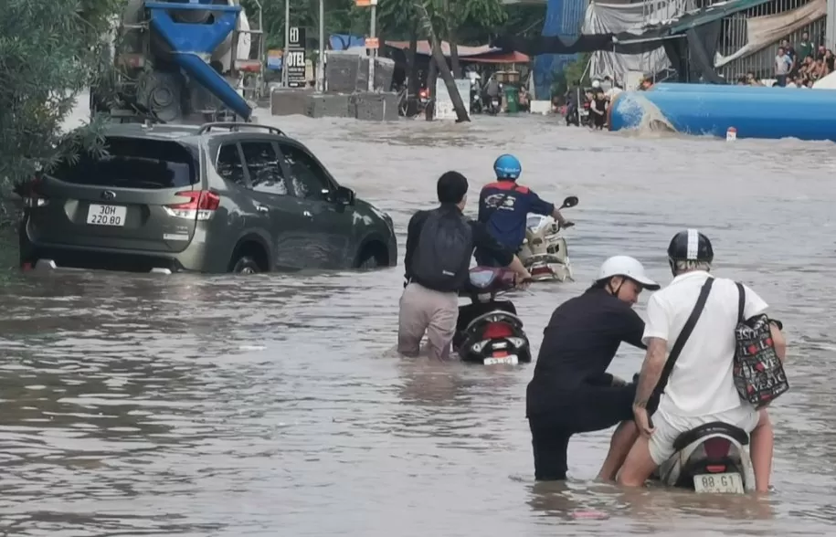 Hà Nội: Đại lộ Thăng Long tê liệt, hàng loạt ô tô chết máy, quay xe