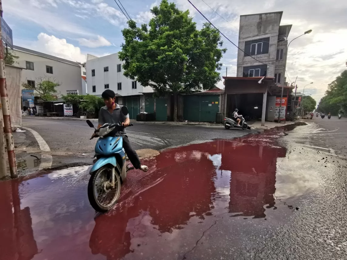 Hà Nội: Truy tìm nguồn thải bí ấn 'nhuộm đỏ' ngã ba Đại lộ Thăng Long - Vân Côn