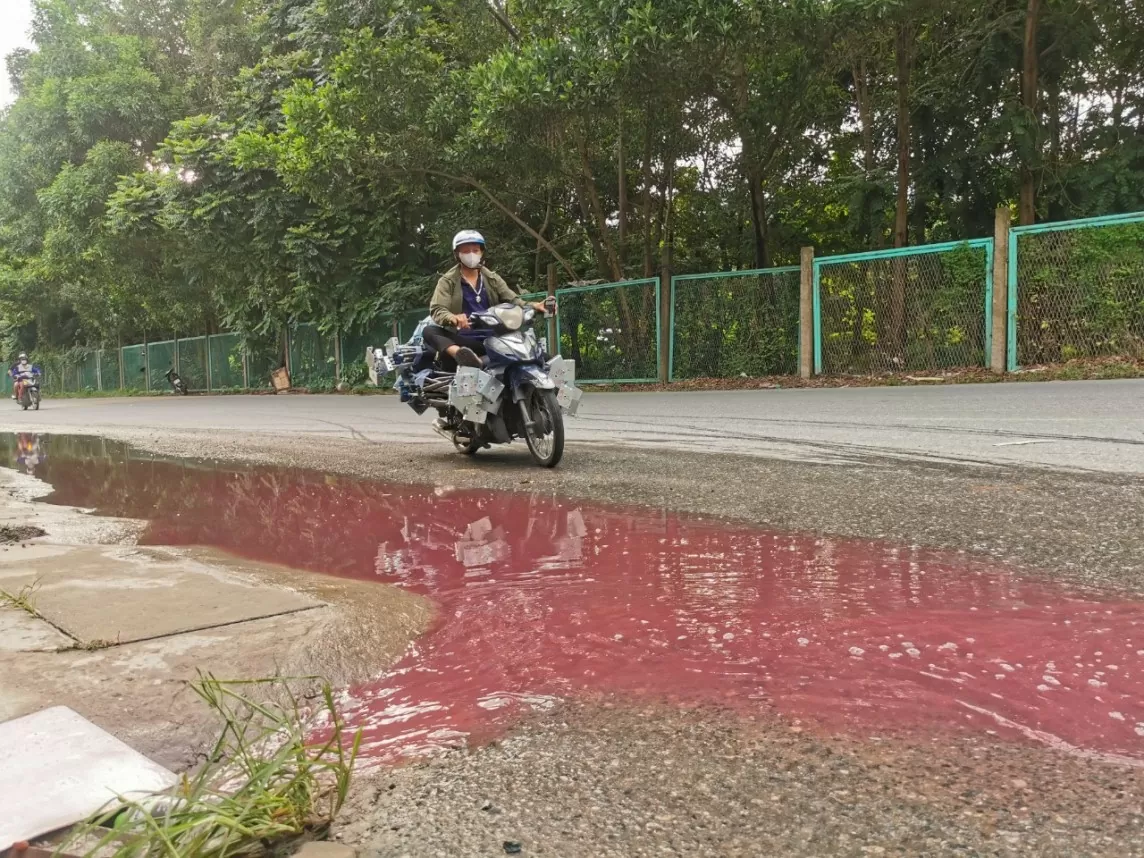 Hà Nội: Truy tìm nguồn thải bí ấn 'nhuộm đỏ' ngã ba Đại lộ Thăng Long - Vân Côn