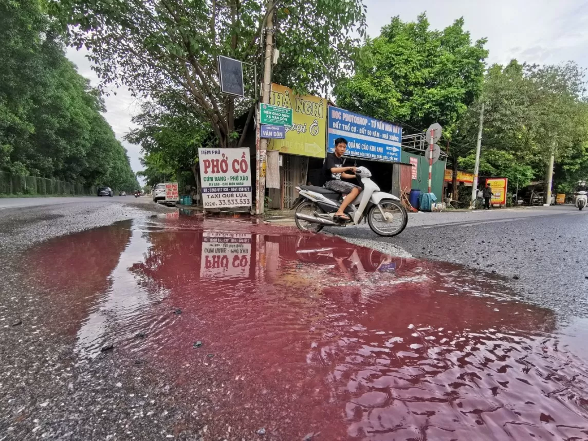 Hà Nội: Truy tìm nguồn thải bí ấn 'nhuộm đỏ' ngã ba Đại lộ Thăng Long - Vân Côn