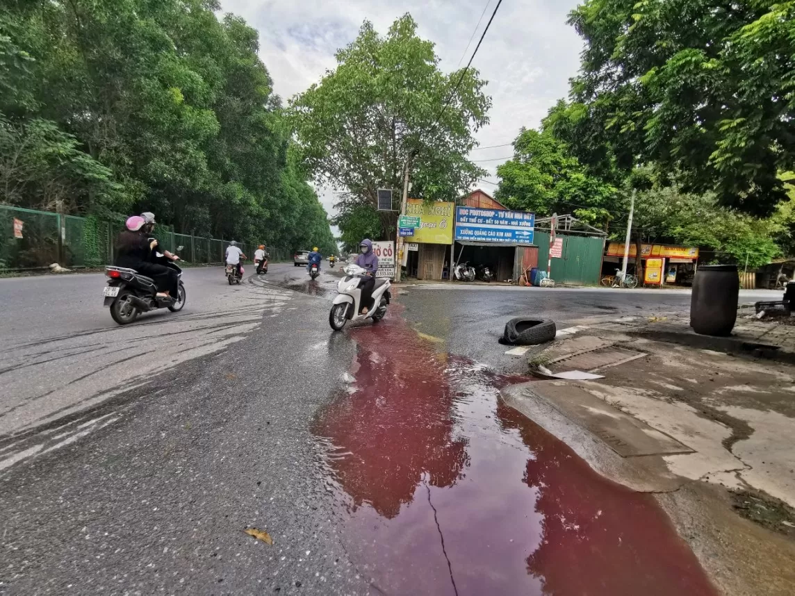 Hà Nội: Truy tìm nguồn thải bí ấn 'nhuộm đỏ' ngã ba Đại lộ Thăng Long - Vân Côn