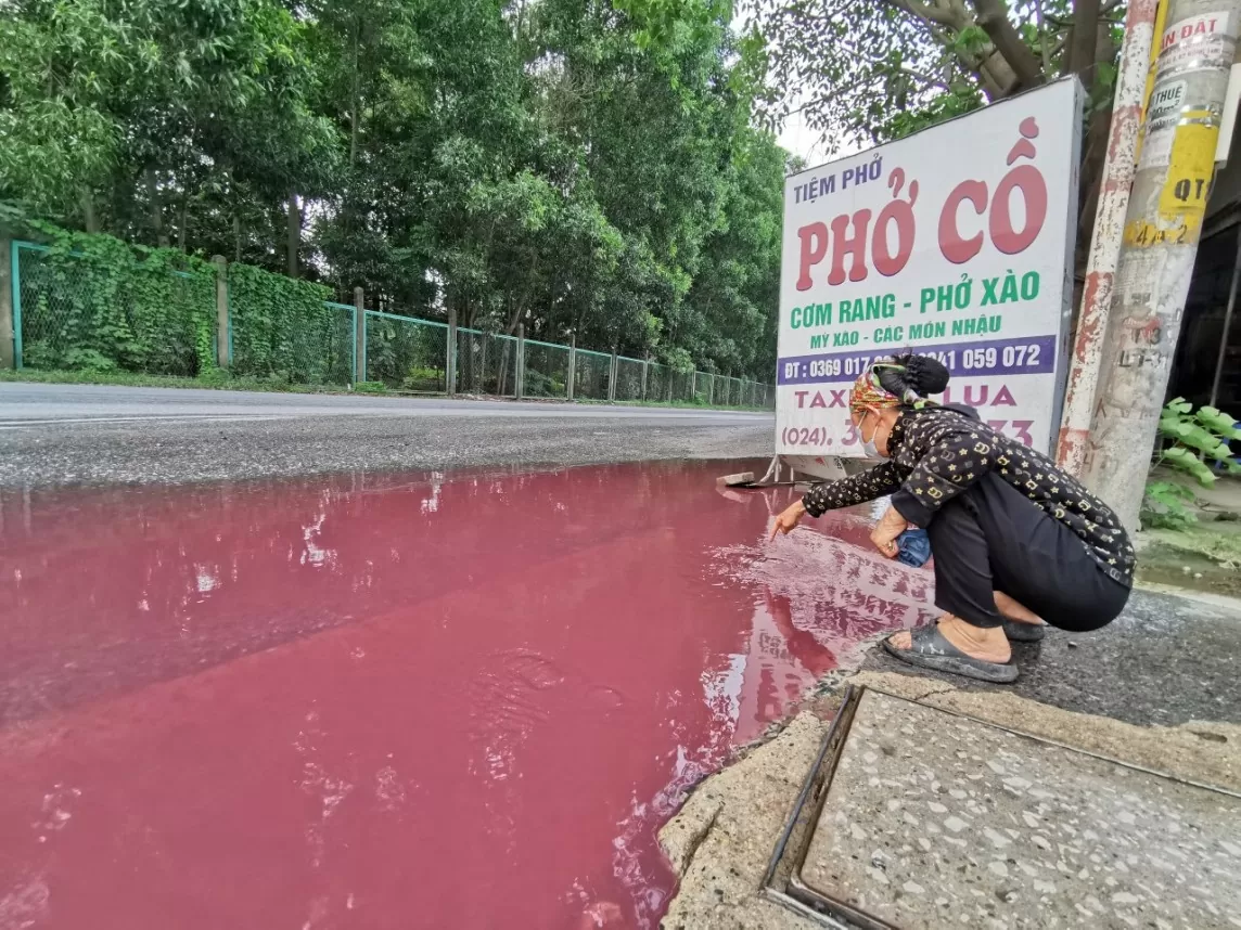 Hà Nội: Truy tìm nguồn thải bí ấn 'nhuộm đỏ' ngã ba Đại lộ Thăng Long - Vân Côn