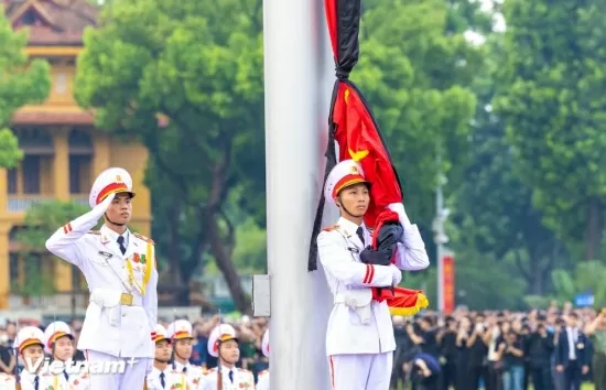 Lễ treo cờ rủ Quốc tang Tổng Bí thư Nguyễn Phú Trọng tại Quảng trường Ba Đình