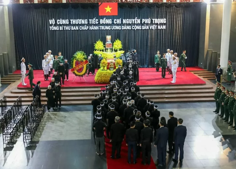 Phu nhân Ngô Thị Mận nghẹn ngào bên linh cữu Tổng Bí thư Nguyễn Phú Trọng Phu nhân Ngô Thị Mận nghẹn ngào bên linh cữu Tổng Bí thư Nguyễn Phú Trọng