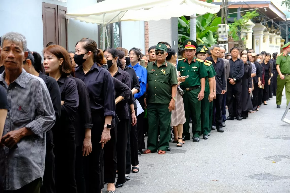 Nghẹn ngào hình ảnh người dân viếng Tổng Bí thư Nguyễn Phú Trọng tại thôn Lại Đà