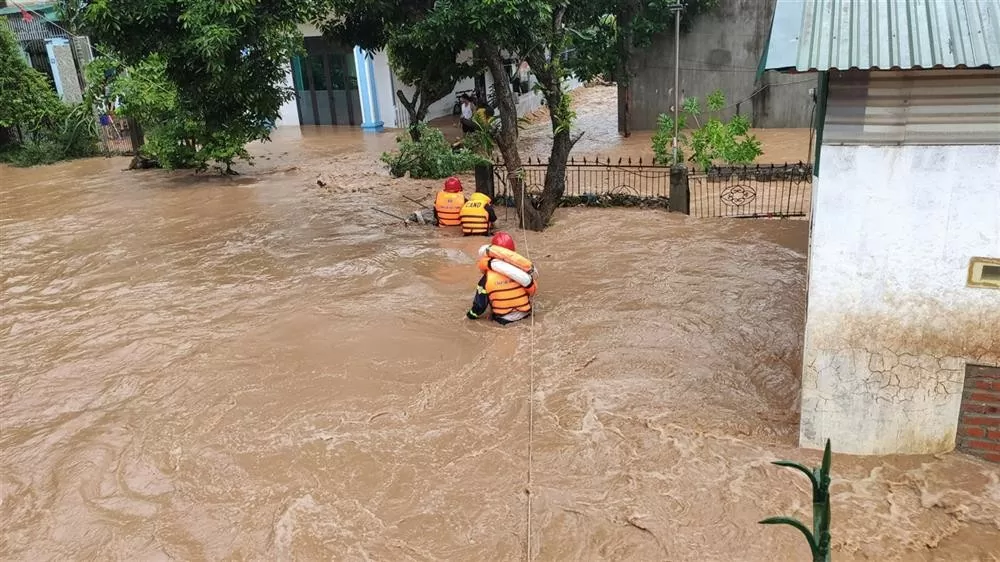 Bộ Công an chỉ đạo tập trung, chủ động ứng phó mưa lũ, sạt lở sau cơn bão số 2