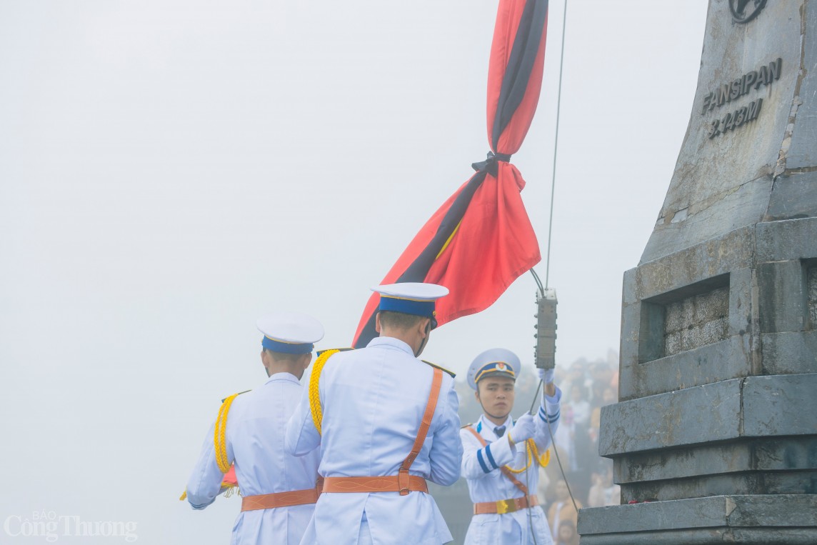 Trầm lặng Lễ thượng cờ rủ Quốc tang Tổng Bí thư Nguyễn Phú Trọng trên đỉnh Fansipan