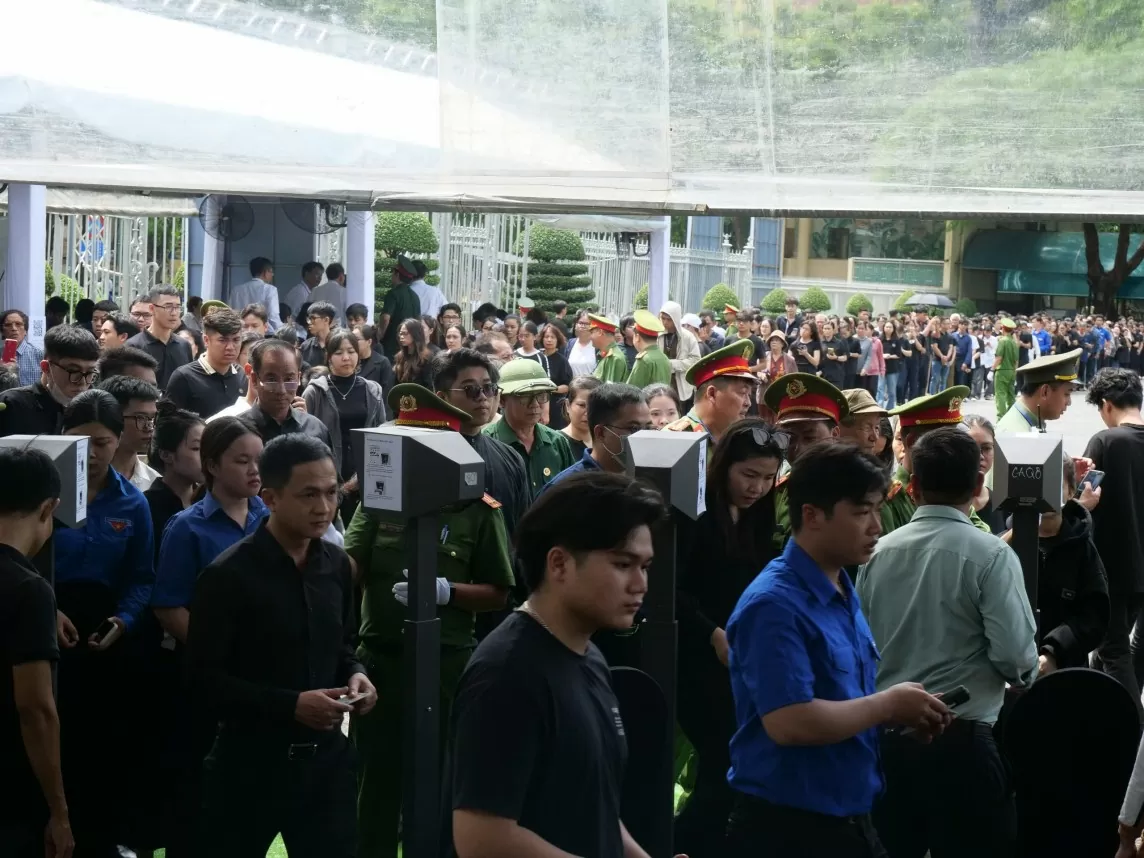 TP. Hồ Chí Minh: Dòng người đến viếng Tổng Bí thư Nguyễn Phú Trọng ngày một đông