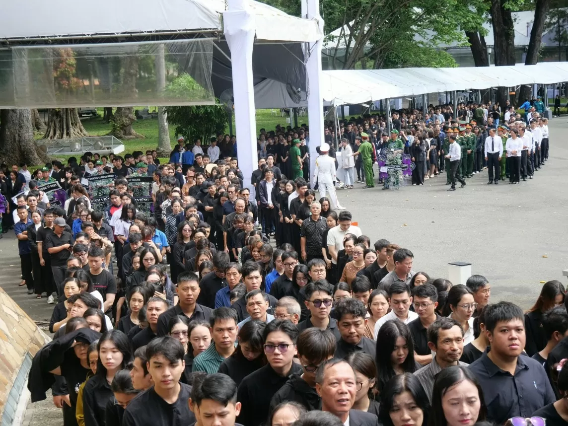 TP. Hồ Chí Minh: Dòng người đến viếng Tổng Bí thư Nguyễn Phú Trọng ngày một đông