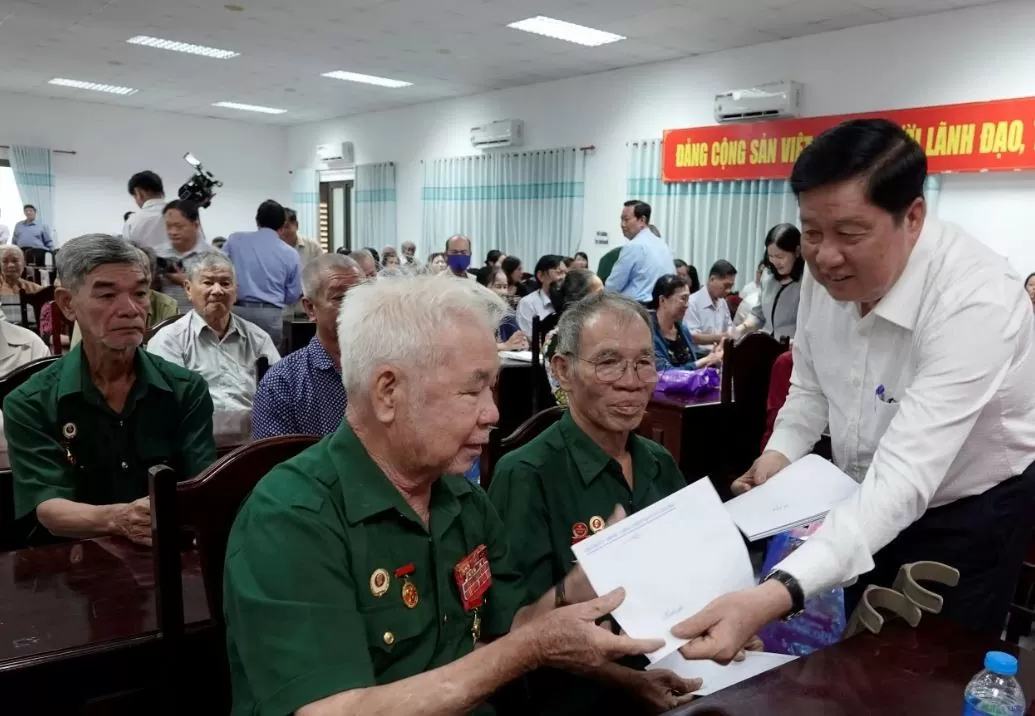 Lãnh đạo TP. Cần Thơ  trao quà các GĐCS, NCC ở quận Ninh Kiều (Ảnh CTO).