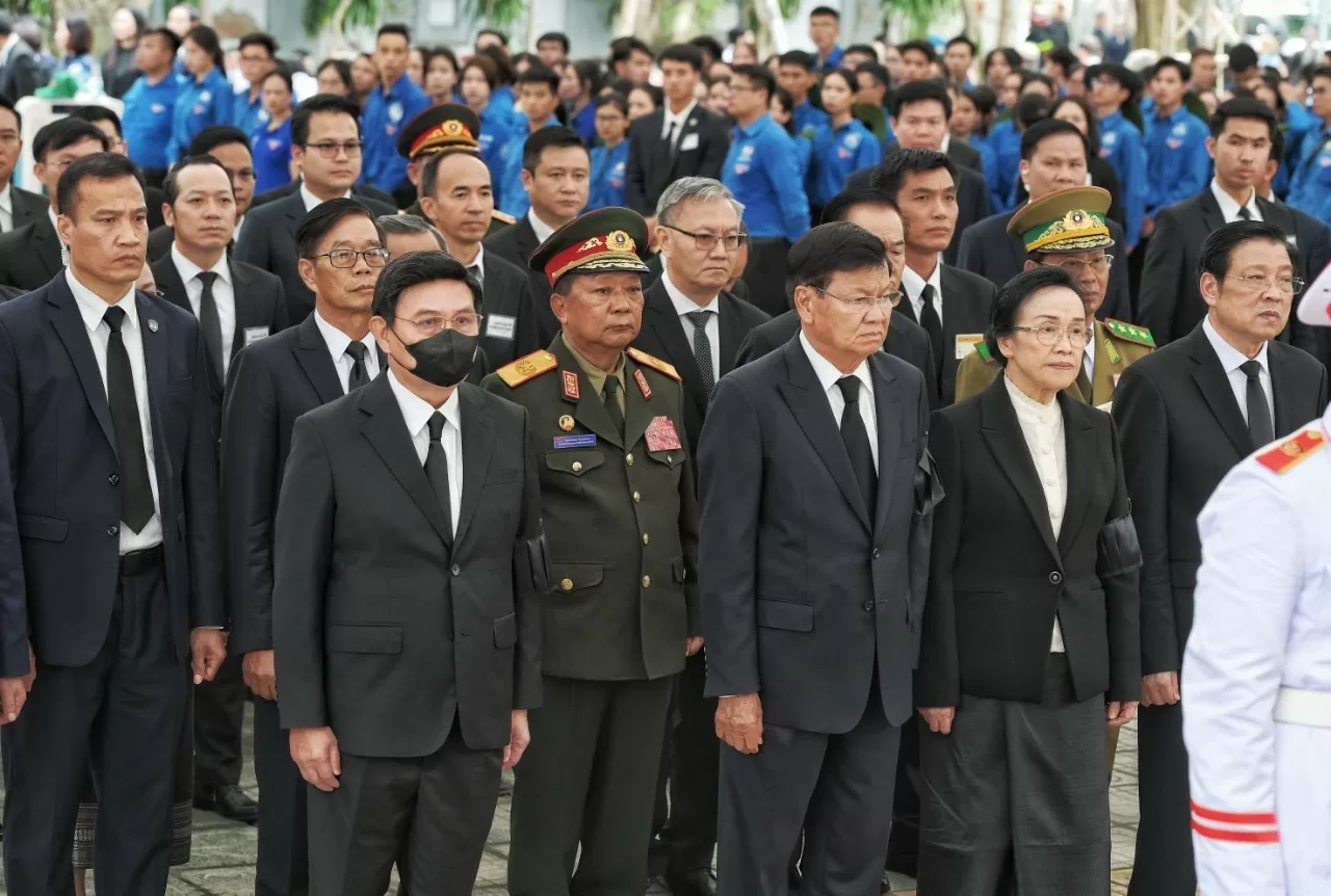 Cái ôm giữa phu nhân hai Tổng Bí thư Việt - Lào: Hơn cả một nghi thức ngoại giao