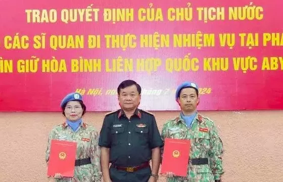 Trao quyết định của Chủ tịch nước cho hai sĩ quan đi làm nhiệm vụ gìn giữ hòa bình