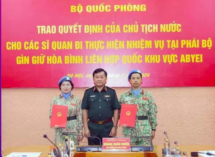 Trao quyết định của Chủ tịch nước cho hai sĩ quan đi làm nhiệm vụ gìn giữ hòa bình