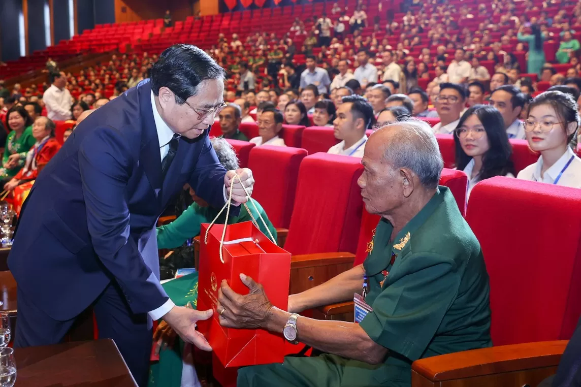 Thủ tướng Phạm Minh Chính trao quà tặng người có công với cách mạng