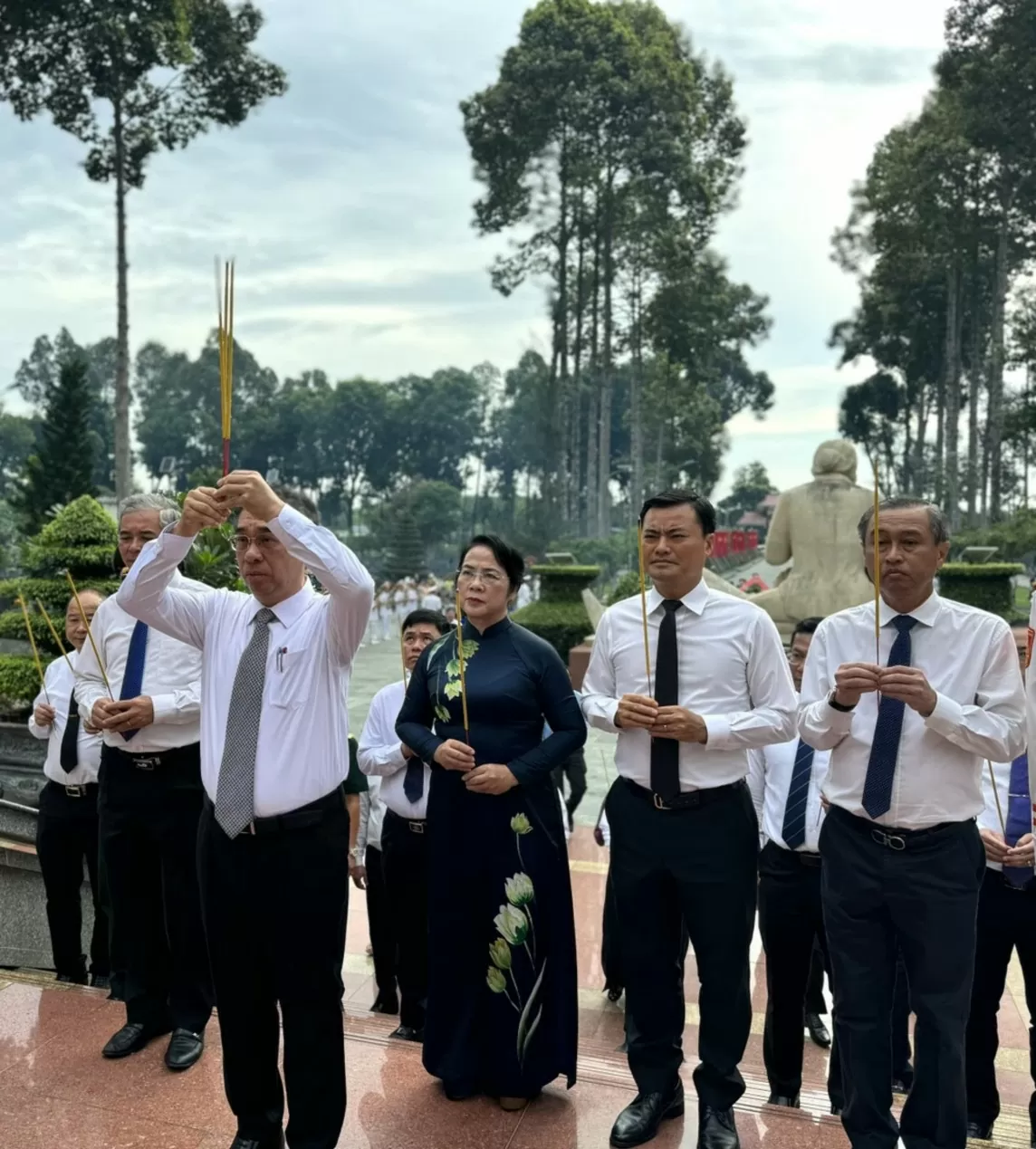 Lãnh đạo TP. Hồ Chí Minh dâng hương tưởng niệm các Anh hùng liệt sĩ