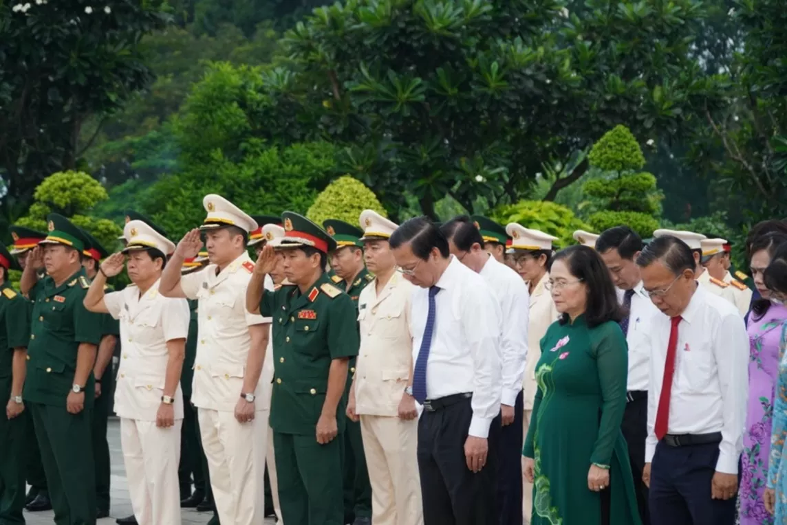 Lãnh đạo TP. Hồ Chí Minh dâng hương tưởng niệm các Anh hùng liệt sĩ