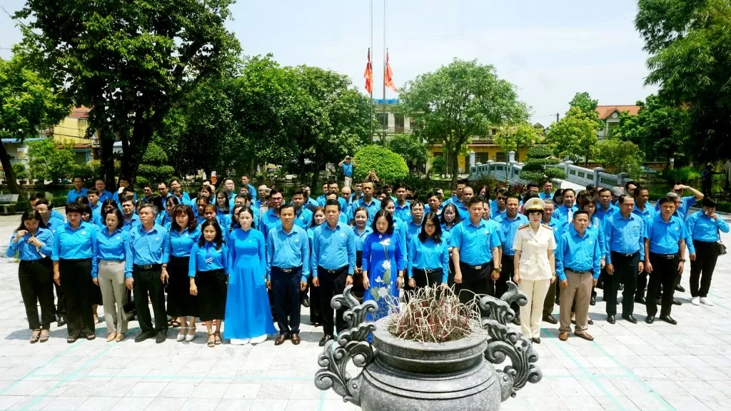 Đoàn đại biểu Tổng LĐLĐ Việt Nam và cán bộ Công đoàn tiêu biểu dâng hương tại Nhà tưởng niệm cố Tổng Bí thư Nguyễn Văn Linh ở Hưng Yên.