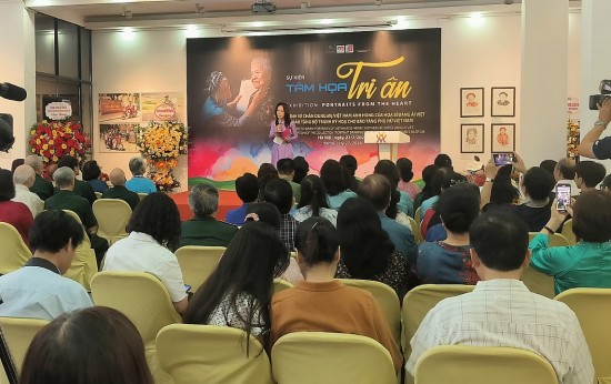 nu hoa si trao tang nhieu buc chan dung me viet nam anh hung cho bao tang phu nu