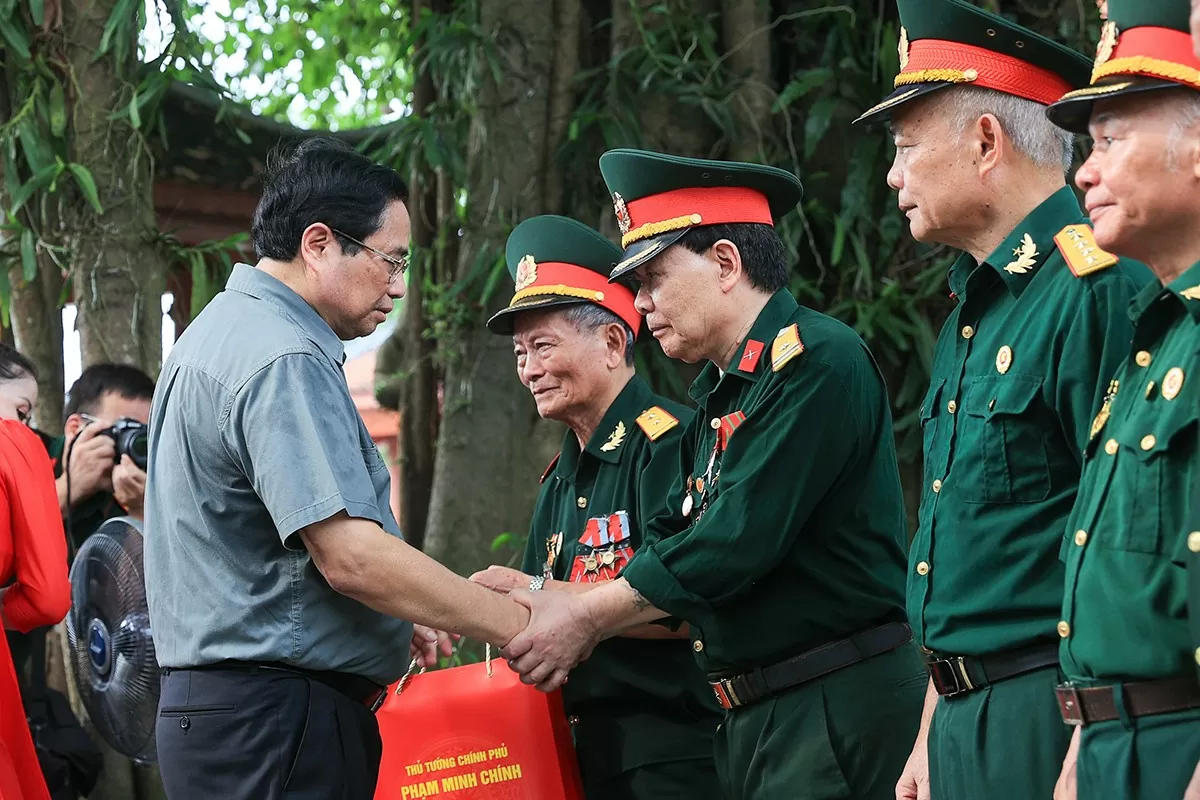 Thủ tướng tặng quà người có công với cách mạng và thân nhân liệt sĩ trên địa bàn huyện Đại Từ - Ảnh: VGP/Nhật Bắc