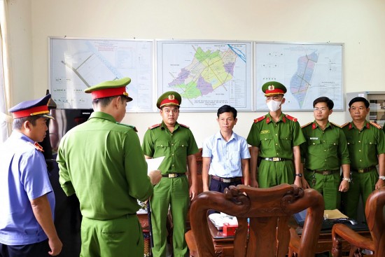 hau giang vi sao pho truong ban quan ly cac khu cong nghiep bi bat